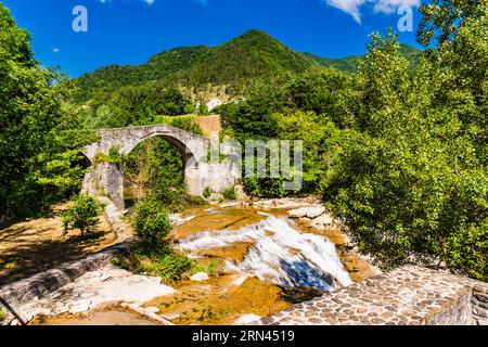 Die mittelalterliche Brücke Ponte della Brusia über den Fluss Fiume Montone bei Bocconi in Emilia-Romagna, Italien Stockfoto