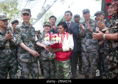 (150507) -- KATHMANDU, 7. Mai 2015 -- Mitglieder eines chinesischen Militärmedizinerteams präsentieren einem verletzten Erdbebenopfer nach seiner erfolgreichen Behandlung im chinesischen Militärmedizinlager in der Singha Durbar Army Barrack in Kathmandu, Nepal, 7. Mai 2015 einen Blumenstrauß. Während eines Besuchs des chinesischen militärischen medizinischen Lagers in Kathmandu mit dem chinesischen Botschafter in Nepal Wu Chuntai am Donnerstag schätzte der nepalesische Chef des Armeestabes Gaurav SJB Rana die wirksame und flexible Unterstützung des chinesischen Teams, das auf der Suche und Rettung tätig war. sowie medizinische und antiepidemische Bemühungen. ) N Stockfoto