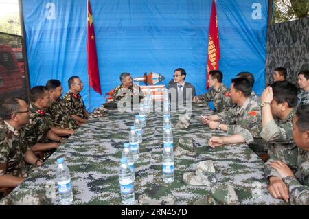 (150507) -- KATHMANDU, 7. Mai 2015 -- der nepalesische Stabschef Gaurav SJB Rana (L, hinten), der chinesische Botschafter in Nepal Wu Chuntai (R, hinten) und Armeepersonal aus China und Nepal diskutieren über die Rettungsarbeiten im chinesischen Militärmedizinischen Lager in der Singha Durbar Armeekaserne in Kathmandu, Nepal, 7. Mai 2015. Während eines Besuchs des chinesischen Militärlagers in Kathmandu mit dem chinesischen Botschafter in Nepal Wu Chuntai am Donnerstag schätzte der nepalesische Chef des Armeestabes Gaurav SJB Rana die effektive und flexible Unterstützung des chinesischen Teams, das auf der Suche und Re gearbeitet hat Stockfoto