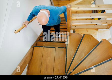 Berlin, Deutschland. August 2023 31. Symbolisches Foto zum Thema Unfallrisiko im Haushalt. Ein alter Mann geht eine steile Treppe hinauf. Berlin, 31. August 2023. Quelle: dpa/Alamy Live News Stockfoto