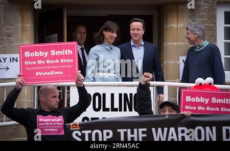 (150507) -- LONDON, 7. Mai 2015 -- der britische Premierminister und Führer der Konservativen Partei David Cameron (2., R) verlässt am 7. Mai 2015 mit seiner Frau Samantha eine Wahlstation in Witney, Großbritannien. Dutzende Millionen Briten strömten am Donnerstag in die Wahllokale, während einer höchst unvorhersehbaren Parlamentswahl. Xinhua/PA PUBLICATIONxNOTxINxCHN London 7. Mai 2015 der britische Premierminister und Führer der Konservativen Partei David Cameron 2. R verlässt AM 7. Mai 2015 mit seiner Frau Samantha eine Wahlstation in Witney Großbritannien Stockfoto