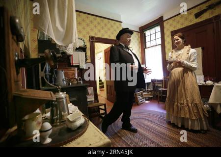 VANCOUVER, 7. Mai 2015 – Mitarbeiter tragen Kostüme, die im 19. Jahrhundert im Roedde House Museum in Vancouver, Kanada, am 7. Mai 2015 beliebt waren. Das 1893 erbaute Roedde House ist eines der am besten erhaltenen viktorianischen Häuser in Vancouver. Es wurde in ein Museum umgewandelt und 1990 der Öffentlichkeit zugänglich gemacht. ) CANADA-VANCOUVER-ROEDDE HOUSE MUSEUM Liangxsen PUBLICATIONxNOTxINxCHN Vancouver 7. Mai 2015 Mitarbeiter tragen Kostüme, die im 19. Jahrhundert IM House Museum in Vancouver populär waren Kanada 7. Mai 2015 das 1893 erbaute Haus IST eines der am besten erhaltenen viktorianischen Style House in Vancouver, was sich geändert hat Stockfoto