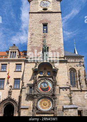 Die astronomische Uhr und ihr Turm, altes Rathaus in Prag. Sie stammt aus dem 15. Jahrhundert und ist die älteste bekannte Arbeitsuhr. Stockfoto