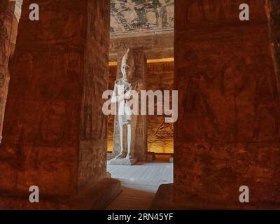 Abu Simbel, Ägypten - 05 11 2011: Berühmte historische Stätte von Abu Simbel in der Wüste Ägyptens am nasser-See. Stockfoto