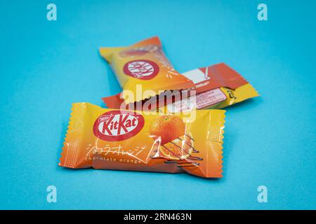 Barcelona, Spanien. September 2023: Nestle KitKats mit japanischem Orangenschokoladengeschmack. Stockfoto