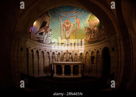 National Cathedral Resurrection Mosaic Washington DC // WASHINGTON, DC, Vereinigte Staaten — Ein detailliertes Mosaik, das die Auferstehung Jesu Christi darstellt, ziert die halbkuppelte Decke über dem Altar in der Recurrection Chapel der National Cathedral in Washington DC. Die Kapelle wurde im normannischen Stil erbaut und verfügt über intime Räume mit halbrunden Bögen und unteren Decken. Dieses von der Künstlerin Hildreth Meirère geschaffene Mosaik ist Teil einer Serie, die Jesu’ Erscheinungen nach der Auferstehung illustriert, mit zusätzlichen Mosaiken, die Rowan und Irene LeCompte an den Seitenwänden entwerfen. Stockfoto
