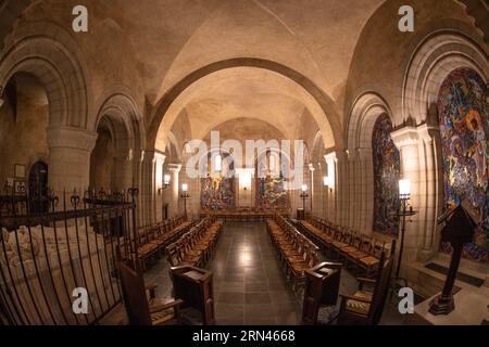 WASHINGTON, DC, Vereinigte Staaten – die Resurrection Chapel in der National Cathedral, Washington DC, zeigt eine Architektur im normannischen Stil mit halbkreisförmigen Bögen und einer halbkuppelten Decke. Ein Mosaik von Hildreth Meirère, das die Auferstehung darstellt, ziert die Decke über dem Altar. Sechs weitere Mosaike von Rowan und Irene LeCompte an den Seitenwänden veranschaulichen das Erscheinungsbild Jesu nach der Auferstehung und machen diese Kapelle einzigartig für ihre exklusive Verwendung von Fliesenmosaiken innerhalb der Kathedrale. Stockfoto