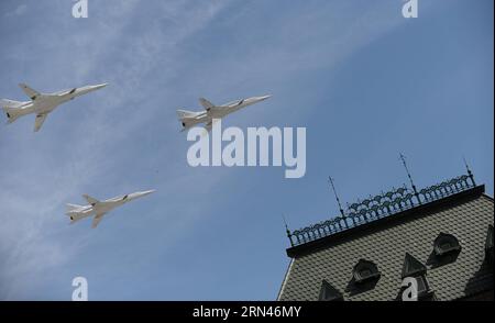 (150509) -- MOSKAU, 9. Mai 2015 -- Tupolev Tu-22M3 strategische und maritime Angriffsflotte fliegen über den Roten Platz während der Militärparade anlässlich des 70. Jahrestages des Sieges im Großen Vaterländischen Krieg, in Moskau, Russland, 9. Mai 2015. )(wjq) RUSSLAND-MOSKAU-SIEGESPARADE JiaxYuchen PUBLICATIONxNOTxINxCHN Moskau 9. Mai 2015 Tupolev TU 22M3 strategische und maritime Streikbomber Flotte Fliegen über dem Roten Platz während der Militärparade zum 70. Jahrestag des Sieges im Großen Patriotischen war in Moskau Russland 9. Mai 2015 Wjq Russland Moskau Sieg Tagesparade JiaxYuchen Stockfoto