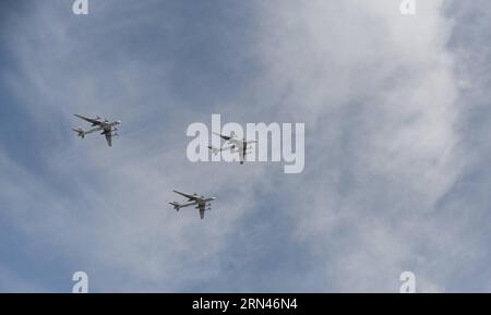 (150509) -- MOSKAU, 9. Mai 2015 -- Tupolev Tu-95 strategische Bomberflotte fliegen über den Roten Platz während der Militärparade anlässlich des 70. Jahrestages des Sieges im Großen Vaterländischen Krieg, in Moskau, Russland, 9. Mai 2015. )(wjq) RUSSLAND-MOSKAU-SIEGESPARADE JiaxYuchen PUBLICATIONxNOTxINxCHN Moskau 9. Mai 2015 Tupolev TU 95 strategische Bomberflotte Fliegen über dem Roten Platz während der Militärparade zum 70. Jahrestag des Sieges im Großen Patriotischen war in Moskau Russland 9. Mai 2015 wjq Russland Moskau SIEGESPARADE JiaxYuchen PUBLICATIONxNOTxINxCHN Stockfoto