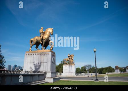 WASHINGTON, DC - die Statue, die Tapferkeit, die Teil der Kunst des Krieges und des Friedens, eine Sammlung von vier Bronzestatuen in Ost und West Potomac Parks ist. Die Kunst des Krieges stand am östlichen Ende der Arlington Memorial Bridge vor dem Lincoln Memorial. Die Kunst des Friedens stehen nur in den Norden. Die Art-Deco-Kunst des Krieges wurden von amerikanischen Bildhauer Leo Friedlander geschnitzt. Stockfoto