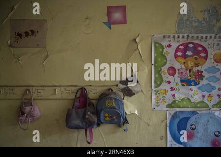 (150509) -- KATHMANDU, 9. Mai 2015 -- Foto vom 9. Mai 2015 zeigt Rucksäcke, die an der Wand eines Waisenhauses hängen, das beim Erdbeben in Kathmandu, der Hauptstadt Nepals, beschädigt wurde. ) (Zhf) NEPAL-KATHMANDU-ERDBEBEN-WAISENHAUS LuixSiuxWai PUBLICATIONxNOTxINxCHN Kathmandu 9. Mai 2015 Foto aufgenommen AM 9. Mai 2015 zeigt Rucksäcke, die AN DER Wand in das Waisenhaus hängen, was beim Erdbeben in Kathmandu, Hauptstadt Nepals, beschädigt hat Stockfoto