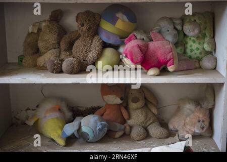 (150509) -- KATHMANDU, 9. Mai 2015 -- Foto vom 9. Mai 2015 zeigt Stoffspielzeug, das von Staub bedeckt ist, in einem Waisenhaus, das beim Erdbeben in Kathmandu, der Hauptstadt Nepals, beschädigt wurde. ) (Zhf) NEPAL-KATHMANDU-ERDBEBEN-WAISENHAUS LuixSiuxWai PUBLICATIONxNOTxINxCHN Kathmandu 9. Mai 2015 Foto aufgenommen AM 9. Mai 2015 zeigt gefüllte Spielzeuge, die von Staub bedeckt sind, in das Waisenhaus, was beim Erdbeben in Kathmandu, Hauptstadt Nepals, beschädigt hat Stockfoto