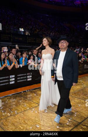 (150509) -- PEKING, 9. Mai 2015 -- Regisseur Zhang Yibai (R) spaziert während der Abschlusszeremonie des 22. Beijing College Student Film Festivals in Peking, Hauptstadt von China, 9. Mai 2015. )(mcg) CHINA-BEIJING-COLLEGE STUDENT FILM FESTIVAL-ABSCHLUSSZEREMONIE (CN) MengxTao PUBLICATIONxNOTxINxCHN Peking 9. Mai 2015 Direktor Zhang Yibai r Spaziergänge während der ABSCHLUSSZEREMONIE des 22. Beijing College Student Film Festival in Peking Hauptstadt von China 9. Mai 2015 mcg China Beijing College Student Film Festival ABSCHLUSSZEREMONIE CN PUICATIONxNOTxCHINxN Stockfoto