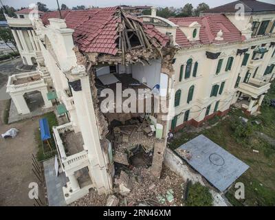 (150509) -- KATHMANDU, 9. Mai 2015 -- Foto vom 9. Mai 2015 zeigt eine beschädigte Außenmauer eines Waisenhauses in Kathmandu, der Hauptstadt Nepals. ) (Zhf) NEPAL-KATHMANDU-ERDBEBEN-WAISENHAUS LuixSiuxWai PUBLICATIONxNOTxINxCHN Kathmandu 9. Mai 2015 Foto aufgenommen AM 9. Mai 2015 zeigt beschädigte Außenmauer von to Waisenhaus in Kathmandu Hauptstadt von Nepal zhf Nepal Kathmandu Erdbeben-Waisenhaus LuixSiuxWai PUBLICATIONxNOTxCHINxCHN Stockfoto