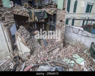 (150509) -- KATHMANDU, 9. Mai 2015 -- Foto vom 9. Mai 2015 zeigt eine beschädigte Außenmauer eines Waisenhauses in Kathmandu, der Hauptstadt Nepals. ) (Zhf) NEPAL-KATHMANDU-ERDBEBEN-WAISENHAUS LuixSiuxWai PUBLICATIONxNOTxINxCHN 150509 Kathmandu 9. Mai 2015 Foto aufgenommen AM 9. Mai 2015 zeigt beschädigte Außenmauer von to Waisenhaus in Kathmandu Hauptstadt von Nepal zhf Nepal Kathmandu Erdbeben-Waisenhaus LuixSiuxWai PUICATIOxCHINxCHXTxNxTxNxNxTxNxNxTxTxN Stockfoto