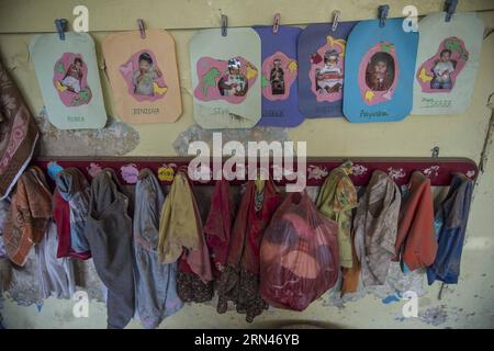 (150509) -- KATHMANDU, 9. Mai 2015 -- Foto vom 9. Mai 2015 zeigt Bilder und Kleidung von Kindern, die an der Wand eines Waisenhauses hängen, das beim Erdbeben in Kathmandu, der Hauptstadt Nepals, beschädigt wurde. ) (Zhf) NEPAL-KATHMANDU-ERDBEBEN-WAISENHAUS LuixSiuxWai PUBLICATIONxNOTxINxCHN Kathmandu 9. Mai 2015 Foto aufgenommen AM 9. Mai 2015 zeigt Bilder und Kleidung von Kindern, die AN DER Mauer in das Waisenhaus hängen, was beim Erdbeben in Kathmandu, Hauptstadt von Nepal, beschädigt hat Stockfoto