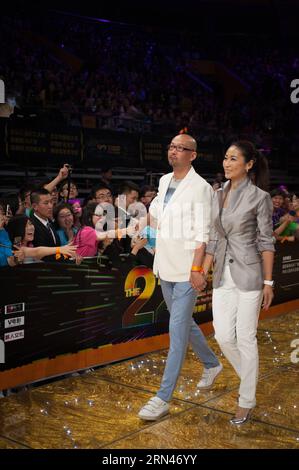 (150509) -- PEKING, 9. Mai 2015 -- Regisseur Guan Hu (L) und Schauspielerin Liang Jing Walk während der Abschlusszeremonie des 22. Beijing College Student Film Festivals in Peking, Hauptstadt von China, 9. Mai 2015. )(mcg) CHINA-BEIJING-COLLEGE STUDENT FILM FESTIVAL-ABSCHLUSSZEREMONIE (CN) MengxTao PUBLICATIONxNOTxINxCHN Peking 9. Mai 2015 Direktor Guan HU l und Schauspielerin Liang Jing Walk während der ABSCHLUSSZEREMONIE des 22. Beijing College Student Film Festivals in Peking Hauptstadt von China 9. Mai 2015 mcg China College Student Film Festival CLOSING Ceremony CN PUBLICATIONxNOTxINxCHN Stockfoto