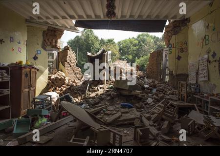 (150509) -- KATHMANDU, 9. Mai 2015 -- Foto vom 9. Mai 2015 zeigt eine beschädigte Außenmauer eines Waisenhauses in Kathmandu, der Hauptstadt Nepals. ) (Zhf) NEPAL-KATHMANDU-ERDBEBEN-WAISENHAUS LuixSiuxWai PUBLICATIONxNOTxINxCHN Kathmandu 9. Mai 2015 Foto aufgenommen AM 9. Mai 2015 zeigt beschädigte Außenmauer von to Waisenhaus in Kathmandu Hauptstadt von Nepal zhf Nepal Kathmandu Erdbeben-Waisenhaus LuixSiuxWai PUBLICATIONxNOTxCHINxCHN Stockfoto