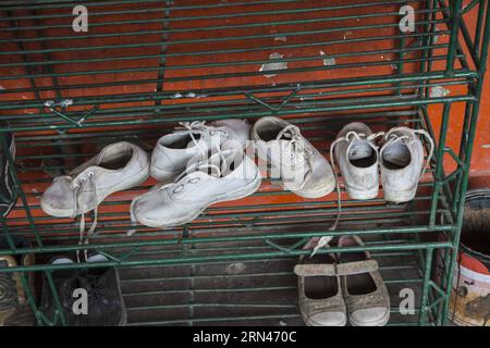 (150509) -- KATHMANDU, 9. Mai 2015 -- Foto vom 9. Mai 2015 zeigt Schuhe in einem Waisenhaus, das beim Erdbeben in Kathmandu, der Hauptstadt Nepals, beschädigt wurde. ) (Zhf) NEPAL-KATHMANDU-ERDBEBEN-WAISENHAUS LuixSiuxWai PUBLICATIONxNOTxINxCHN Kathmandu 9. Mai 2015 Foto aufgenommen AM 9. Mai 2015 zeigt Schuhe in das Waisenhaus, was beim Erdbeben in Kathmandu Hauptstadt von Nepal beschädigt wurde zhf Nepal Kathmandu Erdbeben-Waisenhaus LuixSiuxWai PUNOBLATINxCHNxCHN Stockfoto