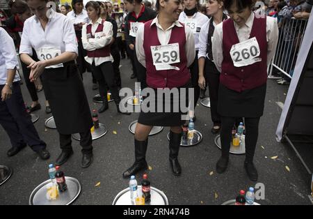 Die Teilnehmer warten vor dem 12. Kellner- und Kellnerrennen in Buenos Aires, der Hauptstadt Argentiniens, am 9. Mai 2015. Über 400 Teilnehmer nahmen an einem 1.600-Meter-Rundkurs Teil. Martin Zabala) ARGENTINIEN-BUENOS AIRES-KELLNER UND KELLNERINNEN RENNEN e MARTINxZABALA PUBLICATIONxNOTxINxCHN Teilnehmer Warten Sie vor dem 12. Kellnerrennen in Buenos Aires Hauptstadt von Argentinien 9. Mai 2015 über 400 Teilnehmer nahmen an einem 1 600 Meter langen Circuit Teil Martin Zabala Argentina Buenos Aires Kellnerinnen und Kellnerinnen Rennen e MartinXBLINxN Stockfoto