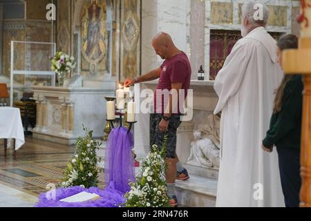 Thomas O’Reilly’s Bruder Michael zündet eine Kerze an, während einer Mahnwache in der St. John the Baptist Church in Cashel, zum Gedenken an seine drei Familienmitglieder Thomas O’Reilly, 45, seine Frau Bridget O’Reilly, 46, und ihren dreijährigen Enkel Tom O’Reilly, der am 29. August bei einem Einfahrzeugkollision in Cashel ums Leben kam. Bilddatum: Donnerstag, 31. August 2023. Stockfoto