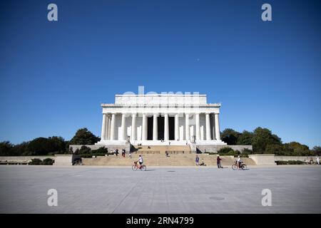 Lincoln Memorial National Mall Washington DC / WASHINGTON DC – das Lincoln Memorial, das Abraham Lincoln, dem 16. Präsidenten der Vereinigten Staaten, gewidmet ist, steht als Wahrzeichen der National Mall. Es symbolisiert das Engagement der Nation für Einheit und Gleichheit, wobei Lincolns Figur den Vorsitz über den Reflecting Pool und Inschriften seiner berühmten Reden in die Wände eingraviert hat. Stockfoto