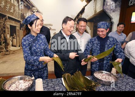 (150510) -- HANGZHOU, 10. Mai 2015 -- Wang Qishan (3. L), Mitglied des Ständigen Ausschusses des Politischen Büros des Zentralkomitees der Kommunistischen Partei Chinas (KPCh) und Sekretär der Zentralkommission für Disziplin-Inspektion (CCDI) der KPCh, besucht am 8. Mai 2015 ein lokales Lebensmittelunternehmen in Jiaxing, ostchinesische Provinz Zhejiang. Wang machte vom 8. Bis 10. Mai eine Inspektionsreise in Zhejiang. ) (mp) CHINA-ZHEJIANG-WANG QISHAN-INSPECTION (CN) YaoxDawei PUBLICATIONxNOTxINxCHN 150 510 Hangzhou 10. Mai 2015 Wang Qishan 3. L Mitglied des Thing Committee des Politischen Büros der Kommunistischen Partei Stockfoto