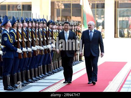 Der chinesische Präsident Xi Jinping (L) und der belarussische Präsident Alexander Lukaschenko (R) nehmen an einer Begrüßungszeremonie in Minsk, der Hauptstadt von Belarus, am 10. Mai 2015 Teil. XI kam hier am Sonntag zu einem dreitägigen Staatsbesuch in Belarus an, der erste von einem chinesischen Staatsoberhaupt seit 14 Jahren. Xie Huanchi) (mt) BELARUS-CHINA-XI JINPING-LUKASCHENKO-BEGRÜSSUNGSZEREMONIE RaoxAimin PUBLICATIONxNOTxINxCHN der chinesische Präsident Xi JINPING l und der belarussische Präsident Alexander Lukaschenko r nehmen an einer Begrüßungszeremonie in Minsk, der Hauptstadt von Belarus, Teil. 10. Mai 2015 Xi kam am Sonntag zu einem dreitägigen Staatsbesuch in Belarus, der ersten von A Chines Stockfoto