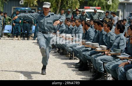 (150511) -- KANDAHAR, 11. Mai 2015 -- Ein frisch graduierter afghanischer Polizist marschiert während einer Abschlussfeier in einem Polizeiausbildungszentrum in der Provinz Kandahar im Süden Afghanistans, 11. Mai 2015. Insgesamt 196 Polizisten absolvierten am Montag nach einer viermonatigen Ausbildung in der Provinz Kandahar ihren Abschluss.) AFGHANISTAN-KANDAHAR-POLICE-GRADUIERUNG Arghand PUBLICATIONxNOTxINxCHN 150511 Kandahar 11. Mai 2015 ein neu graduierter afghanischer Polizist marschiert während einer Abschlusszeremonie in einem Polizeiausbildungszentrum in der Provinz Kandahar Süd-Afghanistan 11. Mai 2015 insgesamt 196 Polizisten graduierten nach vier MONATEN TR Stockfoto