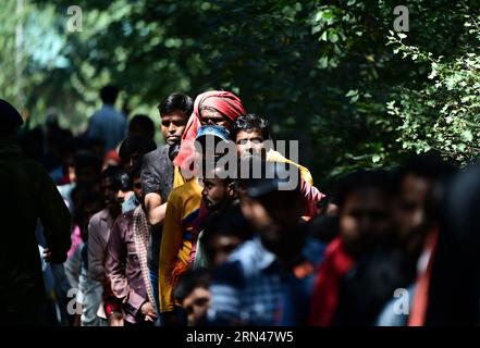 Srinagar, Indien. 30. August 2023. 30. August 2023, Srinagar Kashmir, Indien: Die Leute warteten sich an, um den Shankaracharya-Tempel während des Raksha Bandhan Festivals in Srinagar zu betreten. Raksha Bandhan bedeutet „ein Band des Schutzes“, bei dem Schwestern heilige Fäden an das Handgelenk ihrer Brüder binden, um ihr Wohlergehen zu gewährleisten, im Gegenzug für ihre Gelübde, sie zu schützen. Das Ritual wird während des Vollmonds im Hindu-Monat Shravan beobachtet. Am 30. August 2023 in Srinagar Kaschmir, Indien. (Foto: Firdous Nazir/Eyepix Group/SIPA USA) Credit: SIPA USA/Alamy Live News Stockfoto