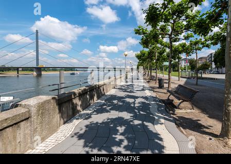 Düsseldorf, Deutschland - 2. Juni 2022: Fußgängerzone mit schönem Blick auf den Rhein in Düsseldorf, Nordrhein-Westfalen, Deutschland. Stockfoto