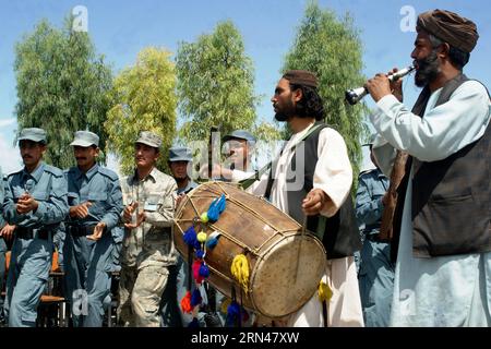 (150511) -- KANDAHAR, 11. Mai 2015 -- afghanische einheimische Männer spielen traditionelle Musik während einer Abschlussfeier in einem Polizeitrainingszentrum in der Provinz Kandahar im Süden Afghanistans, 11. Mai 2015. Insgesamt 196 Polizisten absolvierten am Montag nach einer viermonatigen Ausbildung in der Provinz Kandahar ihren Abschluss.) AFGHANISTAN-KANDAHAR-POLICE-GRADUIERUNG Arghand PUBLICATIONxNOTxINxCHN 150511 Kandahar 11. Mai 2015 afghanische Männer spielen traditionelle Musik während einer Abschlusszeremonie in einem Polizeiausbildungszentrum in der Provinz Kandahar IM Süden Afghanistans am 11. Mai 2015 absolvierten insgesamt 196 Polizisten ihren Abschluss nach vier MONATEN TR Stockfoto