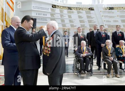 (150511) -- MINSK, 11. Mai 2015 -- chinesischer Präsident Xi Jinping (2. L) verleiht eine Medaille für einen belarussischen Veteranen des Zweiten Weltkriegs im belarussischen Staatlichen Museum des Großen Vaterländischen Krieges während eines Treffens mit 15 belarussischen Veteranen des Zweiten Weltkriegs in Begleitung des belarussischen Präsidenten Alexander Lukaschenko (1. L) in Minsk, der Hauptstadt von Belarus, am 11. Mai 2015. XI kam hier am Sonntag zu einem dreitägigen Staatsbesuch in Belarus an, der erste von einem chinesischen Staatsoberhaupt seit 14 Jahren. ) (Wjq) BELARUS-MINSK-XI JINPING-ALEXANDER LUKASCHENKO-VETERANENTREFFEN JuxPeng PUBLICATIONxNOTxINxCHN 150511 Minsk Ma Stockfoto