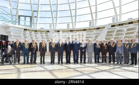 (150511) -- MINSK, 11. Mai 2015 -- der chinesische Präsident Xi Jinping (8., L) und der belarussische Präsident Alexander Lukaschenko (9., L) treffen sich mit 15 belarussischen Veteranen des Zweiten Weltkriegs im belarussischen Staatlichen Museum des Großen Vaterländischen Krieges in Minsk, der Hauptstadt von Belarus, am 11. Mai 2015. XI kam hier am Sonntag zu einem dreitägigen Staatsbesuch in Belarus an, der erste von einem chinesischen Staatsoberhaupt seit 14 Jahren. ) (Wjq) BELARUS-MINSK-XI JINPING-ALEXANDER LUKASCHENKO-VETERANENTREFFEN XiexHuanchi PUBLICATIONxNOTxINxCHN 150511 Minsk 11. Mai 2015 chinesischer Präsident Xi Jinping 8th l und belarussischer Präsident Alexander L Stockfoto