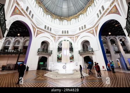 WASHINGTON DC, USA – das historische Gebäude, das Teil der Smithsonian Institution ist, zeigt seine wunderschön restaurierte viktorianische Architektur und dient als Veranstaltungsort für verschiedene Museumsausstellungen und kulturelle Veranstaltungen. Die Restaurierung unterstreicht die komplizierten Details und die Pracht des ursprünglichen Designs. Stockfoto