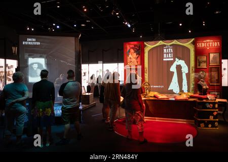 Internationales Spionagemuseum Mata Hari Ausstellung Washington DC // WASHINGTON DC - Ausstellungen mit den Geschichten der berüchtigten Spione Dmitri Bystrolyotov und Mata Hari im International Spionagemuseum in L'Enfant Plaza. Das Museum, das der Geschichte und dem Handwerk der Spionage gewidmet ist, beherbergt diese Exponate, die eine umfangreiche Sammlung von geheimdienstlichen Artefakten und interaktiven Ausstellungen umfassen. Bystrolyotow war ein sowjetischer Geheimdienstoffizier, der für seine Arbeit in der Zwischenkriegszeit bekannt war, während Mata Hari eine niederländische exotische Tänzerin war, die während des Ersten Weltkriegs wegen Spionage hingerichtet wurde Stockfoto