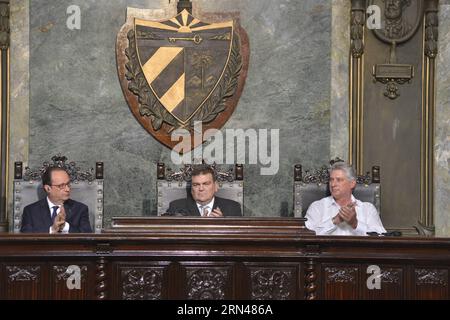 (150511) -- HAVANNA, 11. Mai 2015 -- der französische Präsident Francois Hollande (L), begleitet von dem kubanischen Vizepräsidenten Miguel Diaz-Canel (R), besucht die Universität von Havanna, Kuba, 11. Mai 2015. Francois Hollande forderte ein Ende des US-Embargos gegen Kuba am Montag. Prensa Latina) (rtg) CUBA-HAVANA-FRANCE-HOLLANDE-SPEECH e PRENSAxLATINA PUBLICATIONxNOTxINxCHN 150511 HAVANNA 11. Mai 2015 der französische Präsident Francois Hollande l in Begleitung des kubanischen Vizepräsidenten Miguel Diaz Canel r besucht die Universität von Havanna Kuba 11. Mai 2015 Francois Hollande forderte das Ende des US-Embargos GEGEN Kuba Stockfoto