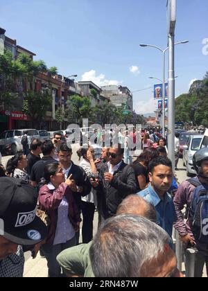 (150512) -- KATHMANDU, 12. Mai 2015 -- Anwohner stehen nach einem Erdbeben der Stärke 7,5 in Kathmandu, Nepal, am 12. Mai 2015 außerhalb von Gebäuden in den Straßen. Ein Erdbeben der Stärke 7,5 traf Nepal um 15:05 Uhr Dienstag (Pekinger Zeit), sagte das China Earthquake Networks Center. ) (FOCUS)NEPAL-KATHMANDU-BEBEN LiuxChuntao PUBLICATIONxNOTxINxCHN 150512 KATHMANDU 12. Mai 2015 Anwohner stehen außerhalb von Gebäuden in den Straßen nach einem Erdbeben der Stärke 7 5 in Kathmandu Nepal AM 12. Mai 2015 traf ein Erdbeben der Stärke 7 5 Nepal UM 3 05 UHR Dienstag Peking Zeit China Earthqu Stockfoto