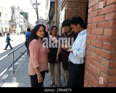 (150512) -- KATHMANDU, 12. Mai 2015 -- Anwohner stehen nach einem Erdbeben der Stärke 7,5 in Kathmandu, Nepal, am 12. Mai 2015 außerhalb von Gebäuden in den Straßen. Ein Erdbeben der Stärke 7,5 traf Nepal um 15:05 Uhr Dienstag (Pekinger Zeit), sagte das China Earthquake Networks Center. ) NEPAL-KATHMANDU-BEBEN ZhouxShengping PUBLICATIONxNOTxINxCHN 150512 Kathmandu 12. Mai 2015 Anwohner stehen außerhalb von Gebäuden in den Straßen nach einem Erdbeben der Stärke 7 5 in Kathmandu Nepal AM 12. Mai 2015 traf ein Erdbeben der Stärke 7 5 Nepal UM 3 05 UHR Dienstag Pekinger Zeit das Erdbeben der Stärke China Stockfoto