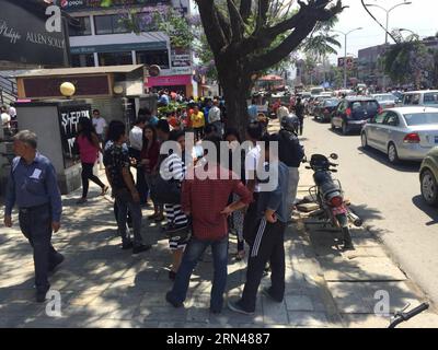 (150512) -- KATHMANDU, 12. Mai 2015 -- Anwohner stehen nach einem Erdbeben der Stärke 7,5 in Kathmandu, Nepal, am 12. Mai 2015 außerhalb von Gebäuden in den Straßen. Ein Erdbeben der Stärke 7,5 traf Nepal um 15:05 Uhr Dienstag (Pekinger Zeit), sagte das China Earthquake Networks Center. ) (FOCUS)NEPAL-KATHMANDU-BEBEN LiuxChuntao PUBLICATIONxNOTxINxCHN 150512 KATHMANDU 12. Mai 2015 Anwohner stehen außerhalb von Gebäuden in den Straßen nach einem Erdbeben der Stärke 7 5 in Kathmandu Nepal AM 12. Mai 2015 traf ein Erdbeben der Stärke 7 5 Nepal UM 3 05 UHR Dienstag Peking Zeit China Earthqu Stockfoto