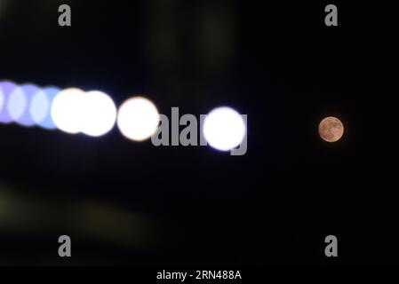 Howrah, Westbengalen, Indien. 30. August 2023. Der blaue Supermond, der zweite Supermond im August, erhebt sich am Himmel neben der Howrah-Brücke in Kalkutta. (Bild: © Dipa Chakraborty/Pacific Press via ZUMA Press Wire) NUR REDAKTIONELLE VERWENDUNG! Nicht für kommerzielle ZWECKE! Stockfoto