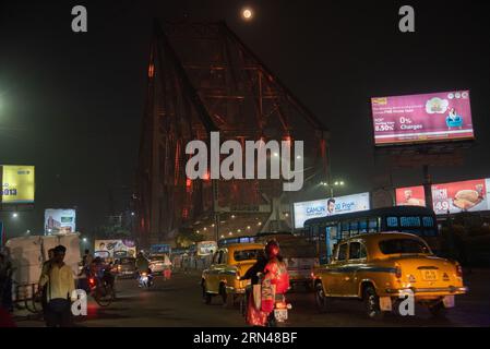 Kalkutta, Westbengalen, Indien. 30. August 2023. Der blaue Supermond, der zweite Supermond im August, erhebt sich am Himmel neben der Howrah-Brücke in Kalkutta. (Bild: © Dipa Chakraborty/Pacific Press via ZUMA Press Wire) NUR REDAKTIONELLE VERWENDUNG! Nicht für kommerzielle ZWECKE! Stockfoto