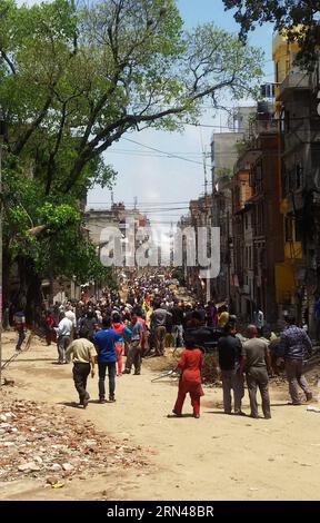 (150512) -- KATHMANDU, 12. Mai 2015 -- nach einem Erdbeben in Kathmandu, Nepal, 12. Mai 2015 versammeln sich Menschen auf offenem Boden. Ein Erdbeben der Stärke 7,5 traf Nepal um 15:05 Uhr Dienstag (Pekinger Zeit), sagte das China Earthquake Networks Center. ) NEPAL-KATHMANDU-ERDBEBEN SunilxSharma PUBLICATIONxNOTxINxCHN 150512 Kathmandu 12. Mai 2015 Berühmtheiten versammeln sich AUF Open Ground nach dem Erdbeben in Kathmandu Nepal 12. Mai 2015 ein Erdbeben der Stärke 7 5 erschütterte Nepal UM 3 05 Uhr MEZ Dienstag Beijing Time das China Earthquake Networks Center sagte Nepal Kathmandu Earthquake SunilxSharma PUBLICATIONxNOT Stockfoto