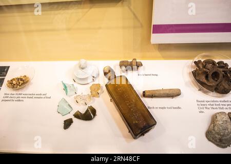 Alexandria Archäologie-Museum Bürgerkriegs-Epoche Artefakte Alexandria Virginia Vereinigte Staaten | ALEXANDRIA, Va. — Relikte aus der Zeit des Bürgerkriegs, darunter Wassermelonenkerne, Kirschkerne, ein Birkenspeichendeckel und Glasflaschenfragmente, werden im Alexandria Archäologie-Museum in Alexandria, Virginia, ausgestellt und veranschaulichen die Ernährung der Soldaten an einer Essenshalle. Die Funde gehören zu einer städtischen Sammlung von über 2.000.000 Artefakten, die von mehr als 100 Standorten in der ganzen Stadt geborgen wurden und im ehemaligen U.S. Naval Torpedo Station untergebracht sind. Stockfoto