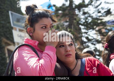 (150512) -- KATHMANDU, 12. Mai 2015 -- Anwohner stehen nach einem Erdbeben der Stärke 7,5 in Kathmandu, Nepal, am 12. Mai 2015 außerhalb von Gebäuden in den Straßen. Ein Erdbeben der Stärke 7,5 traf Nepal um 15:05 Uhr Dienstag (Pekinger Zeit), sagte das China Earthquake Networks Center. ) (Zjy) NEPAL-KATHMANDU-BEBEN LuixSiuxWai PUBLICATIONxNOTxINxCHN 150512 Kathmandu 12. Mai 2015 Anwohner stehen außerhalb von Gebäuden in den Straßen nach einem Erdbeben der Stärke 7 5 in Kathmandu Nepal AM 12. Mai 2015 traf ein Erdbeben der Stärke 7 5 Nepal UM 3 05 UHR Dienstag, Beijing Time, China Earthqua Stockfoto