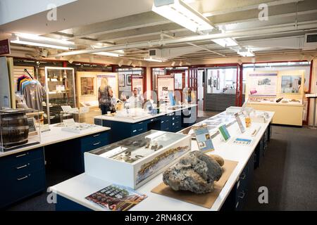 ALEXANDRIA, Virginia, USA – das Alexandria Archaeology Museum befindet sich im historischen Torpedo Factory Art Center und zeigt Artefakte und Exponate, die Alexandrias reiche Geschichte von der prähistorischen Zeit bis zur Gegenwart erkunden. Das Museum bietet Bildungsprogramme und bietet Besuchern die Möglichkeit, das archäologische Erbe der Stadt durch praktische Aktivitäten und interaktive Ausstellungen kennenzulernen. Stockfoto