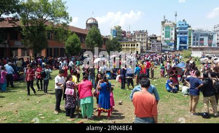 (150512) -- KATHMANDU, 12. Mai 2015 -- nach einem Erdbeben in Kathmandu, Nepal, 12. Mai 2015 versammeln sich Menschen auf einem offenen Boden zur Sicherheit. Ein Erdbeben der Stärke 7,5 traf Nepal um 15:05 Uhr Dienstag (Pekinger Zeit), sagte das China Earthquake Networks Center. ) (lrz) NEPAL-KATHMANDU-EARTHQUAKE PratapxThapa PUBLICATIONxNOTxINxCHN 150512 Kathmandu 12. Mai 2015 Berühmtheiten versammeln sich AUF Open Ground for Safety nach dem Erdbeben in Kathmandu Nepal 12. Mai 2015 traf ein Erdbeben der Stärke 7 5 Nepal UM 3 05 Uhr Dienstag Pekinger Zeit das China Earthquake Networks Center sagte lrz Nepal Kathmandu Earthqu Stockfoto