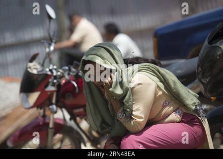 (150512) -- KATHMANDU, 12. Mai 2015 -- Eine Frau bleibt nach einem Erdbeben der Stärke 7,5 in Kathmandu, Nepal, am 12. Mai 2015 auf der Straße. Ein Erdbeben der Stärke 7,5 traf Nepal um 15:05 Uhr Dienstag (Pekinger Zeit), sagte das China Earthquake Networks Center. ) (Zjy) NEPAL-KATHMANDU-BEBEN LuixSiuxWai PUBLICATIONxNOTxINxCHN 150512 Kathmandu 12. Mai 2015 eine Frau bleibt in der Straße nach einem Erdbeben der Stärke 7 5 in Kathmandu Nepal AM 12. Mai 2015 traf ein Erdbeben der Stärke 7 5 Nepal UM 3 05 UHR Dienstag Peking Zeit das China EARTHQUAKE Networks Center sagte zjy Nepal Kathmandu Quake LuixSiuxWa Stockfoto