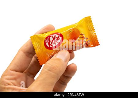 Barcelona, Spanien. 1. September 2023: Handschlamm mit Nestle Japanese Kitkat Orange Chocolate Aromated. Stockfoto