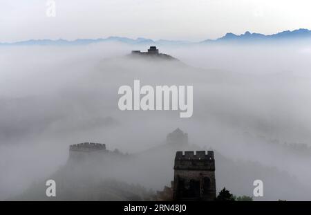 (150512) -- CHENGDE, -- Foto vom 11. Mai 2015 zeigt Wolken über der Chinesischen Mauer von Jinshanling nach Regenfällen in Chengde, nordchinesische Provinz Hebei. ) (mp) CHINA-HEBEI-CHENGDE-GREAT WALL-SCENERY (CN) GuoxZhongxing PUBLICATIONxNOTxINxCHN 150512 Chengde Foto aufgenommen AM 11. Mai 2015 zeigt Wolken über der Chinesischen Mauer Jinshanling nach Niederschlägen in Chengde Nordchina S Hebei Province MP China Hebei Chengde Great Wall Scenery CN PUBLICATIONxCHINxXTxN Stockfoto